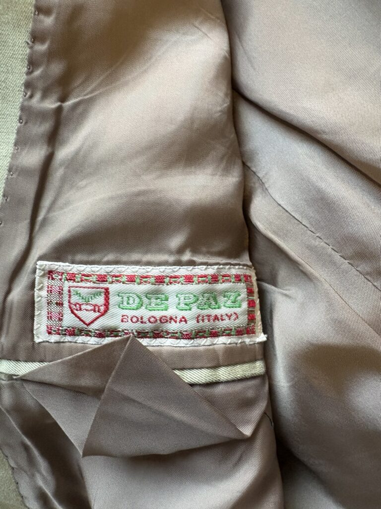 De Pazのコットンスーツ　ロゴの様子