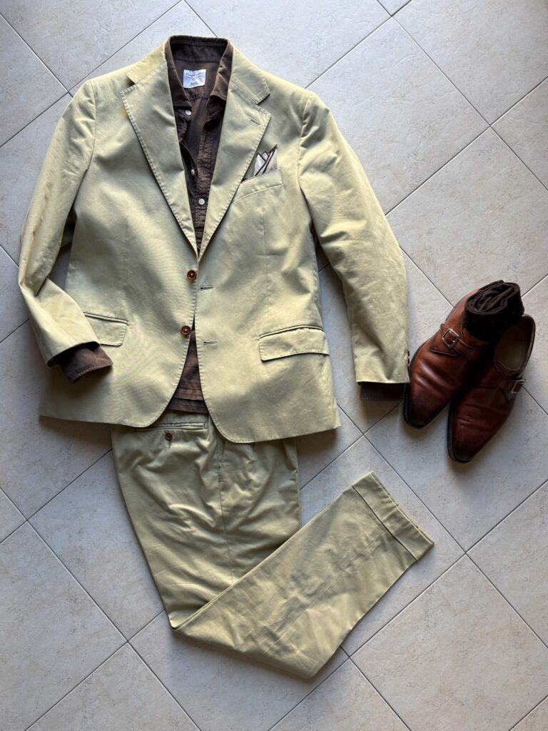 コットンスーツをイタリア風に着こなすコーデ。