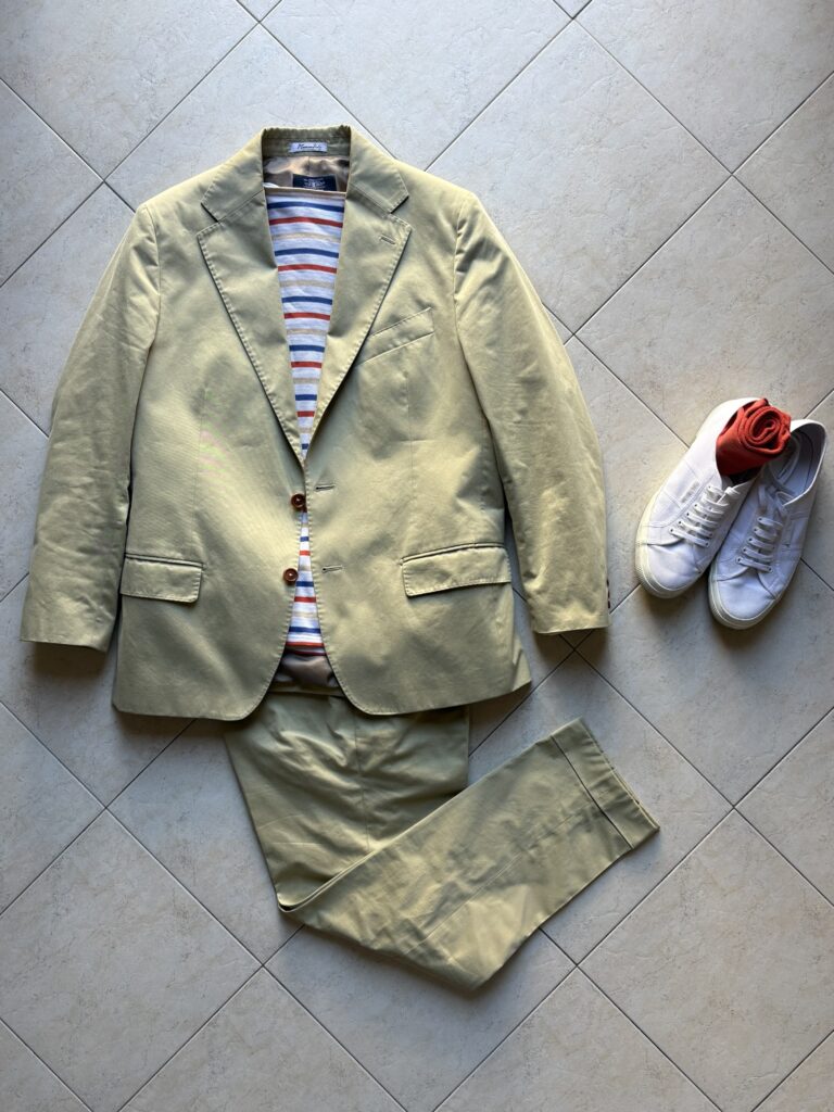 コットンスーツをカジュアルにスニーカーと着るコーデ。