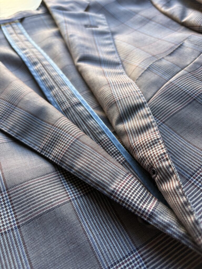 カシミヤ97%シルク3%の混紡生地を用いたベルベストのジャケットインザボックス