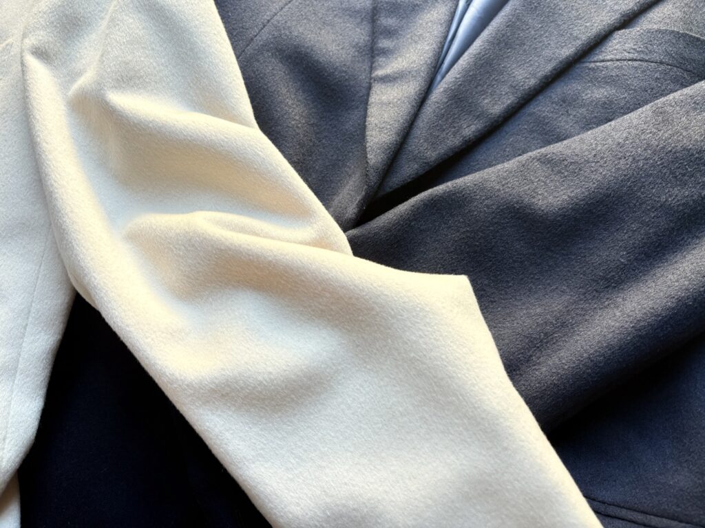 光に当たったカシミヤ生地の様子