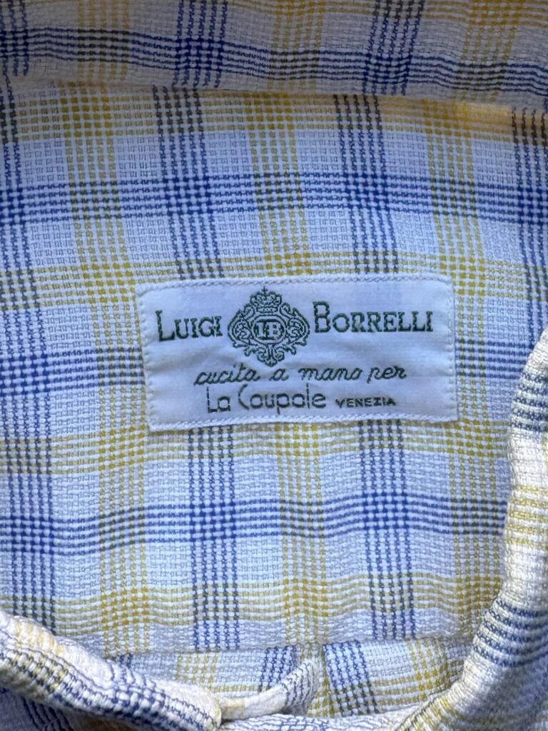 Luigi Borrelliのボタンダウンシャツ　ロゴの様子