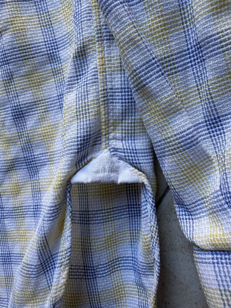 Luigi Borrelliのボタンダウンシャツ　ガゼットの様子