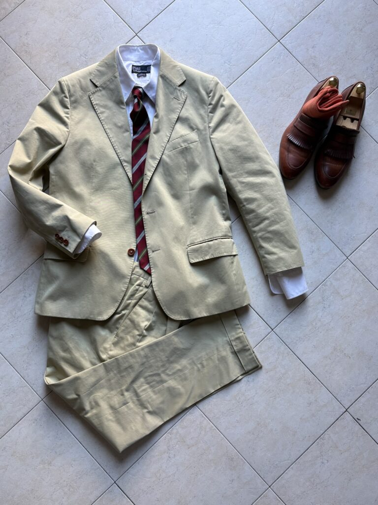 コットンスーツにネクタイを合わせたコーデ
