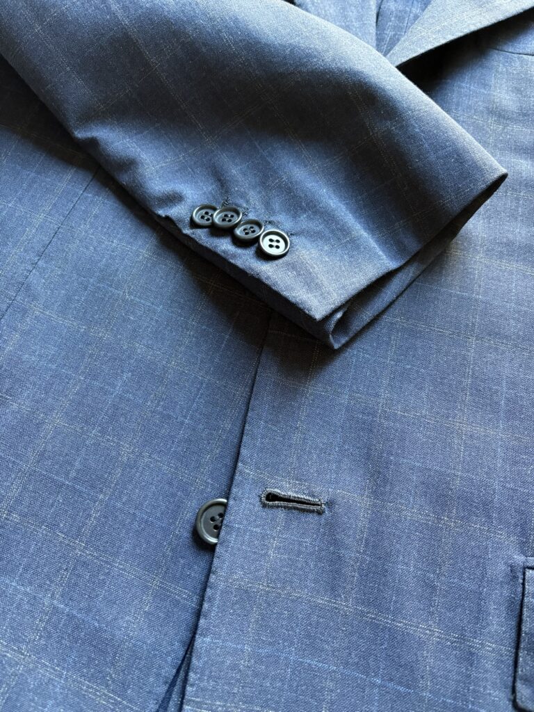 Kitonの特別なライン Ciro paone cucito per Tie Your Tieのスーツ。　ボタンホールなどの様子。