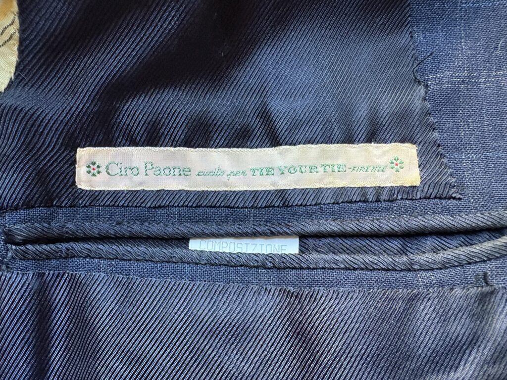 Kitonの特別なライン Ciro paone cucito per Tie Your Tieのスーツ。　ロゴの様子