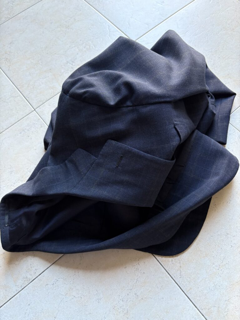 Kitonの特別なライン Ciro paone cucito per Tie Your Tieのスーツ。　折り畳んだ様子。柔らかさの象徴である。