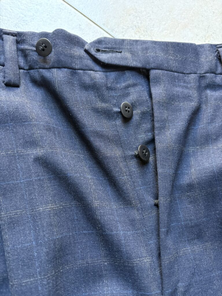 Kitonの特別なライン Ciro paone cucito per Tie Your Tieのスーツ。　トラウザーズの様子。