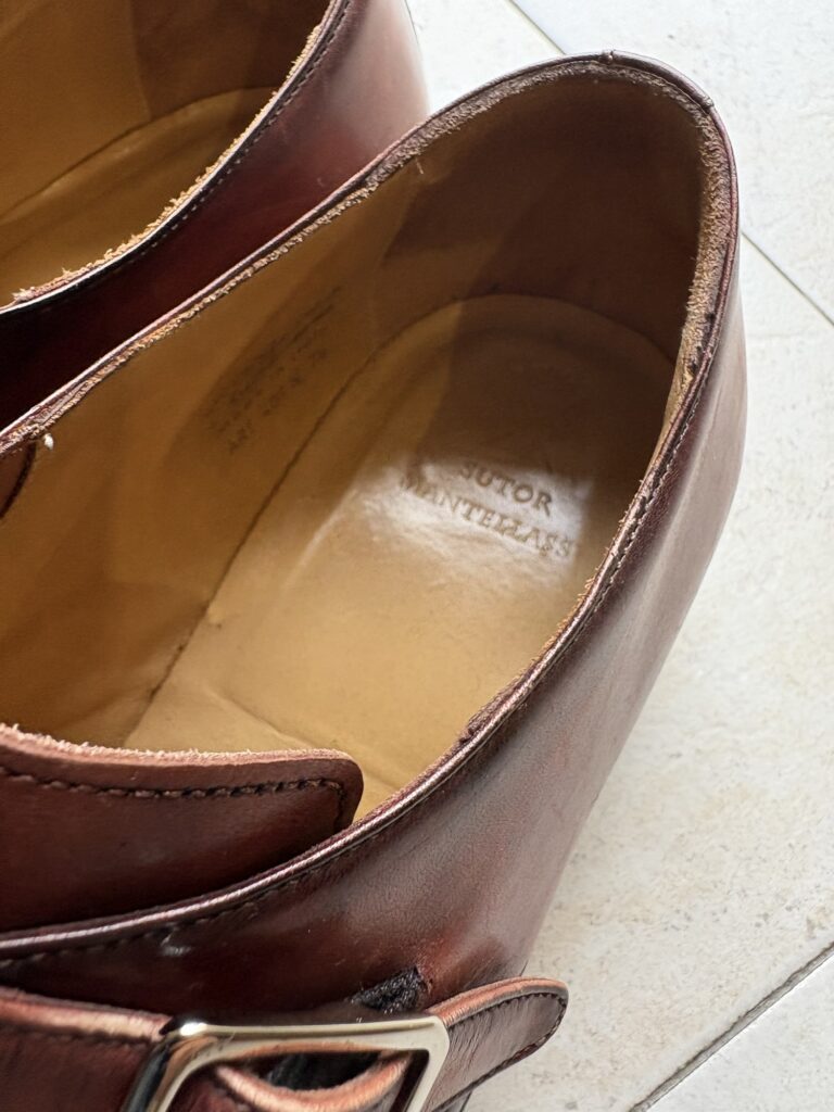 Sutor Mantellassiのシングルモンクストラップシューズ　ロゴの様子