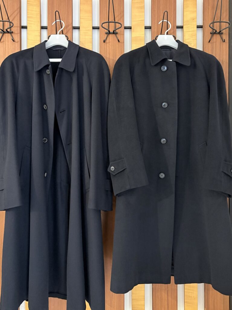 Brioniのバルマカーンコート2着　カシミヤ100% ハンガーにかけた様子