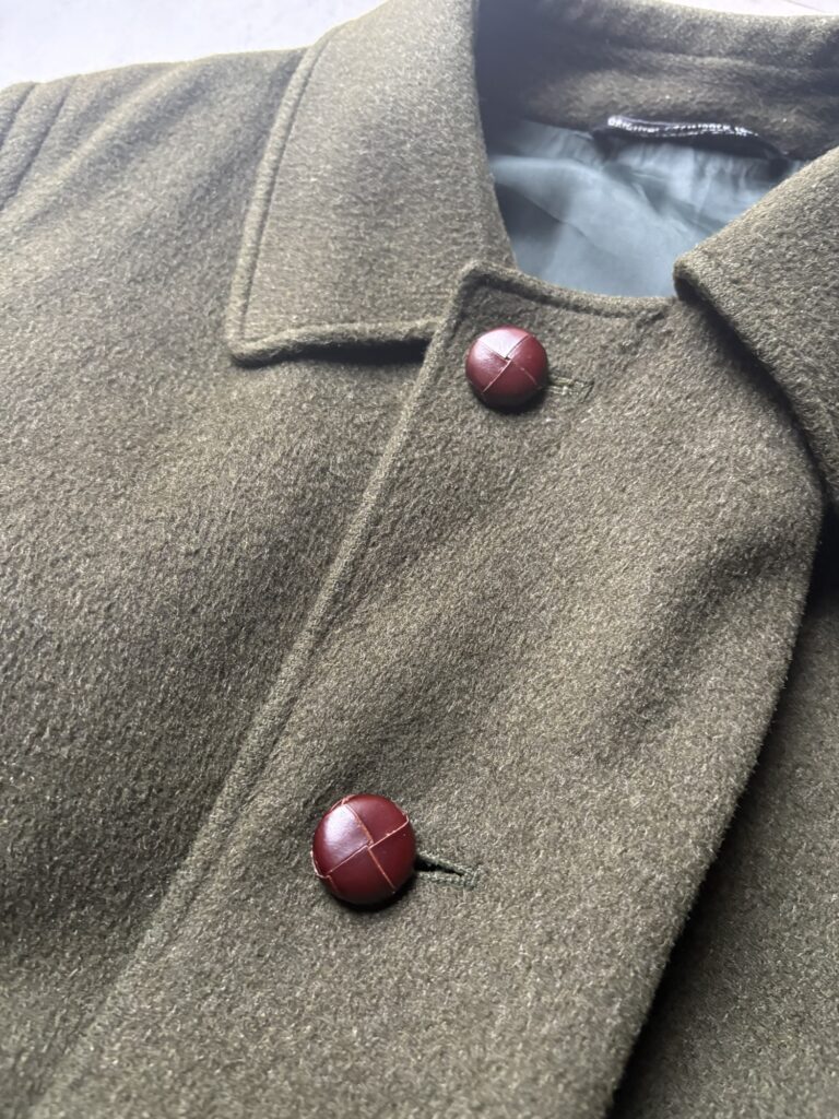 Steinbockのローデンコート　くるみボタン