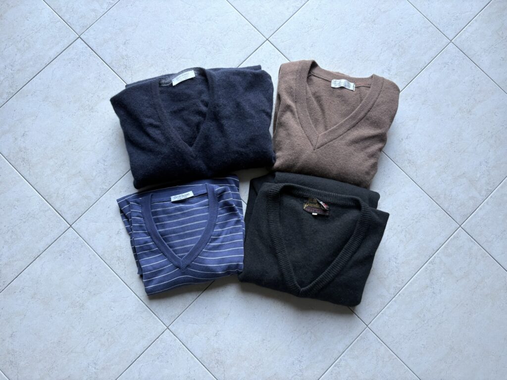 今改めてVネックのニットを着る理由