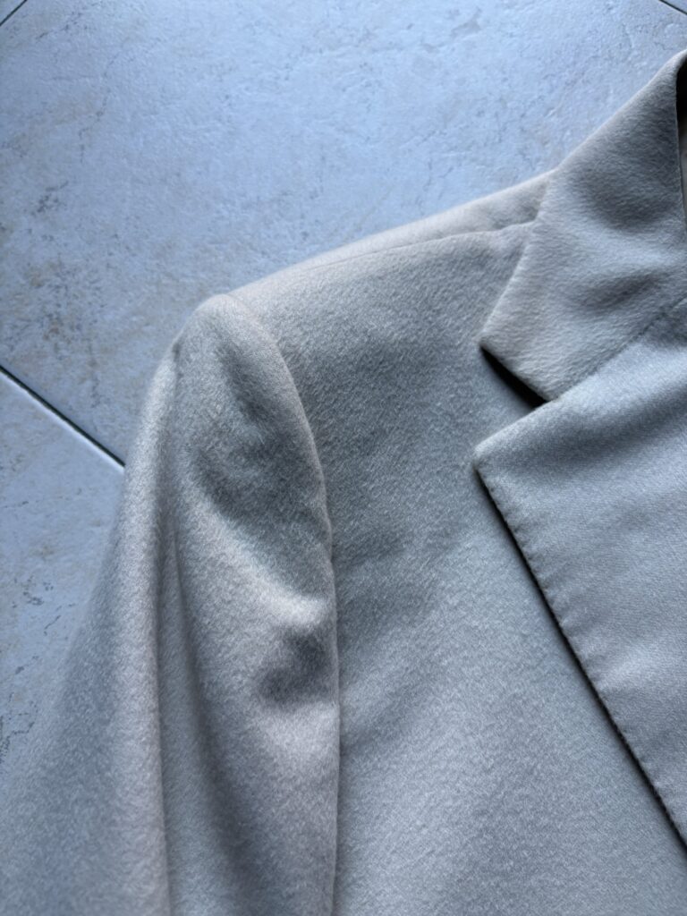 Kiton ホワイトカシミヤフランネルジャケット　肩周り