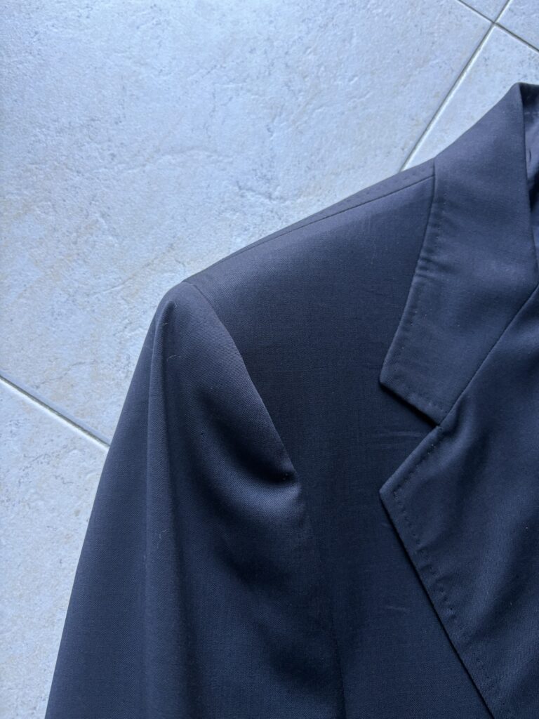 Brioni ネイビーブレザー　肩周り