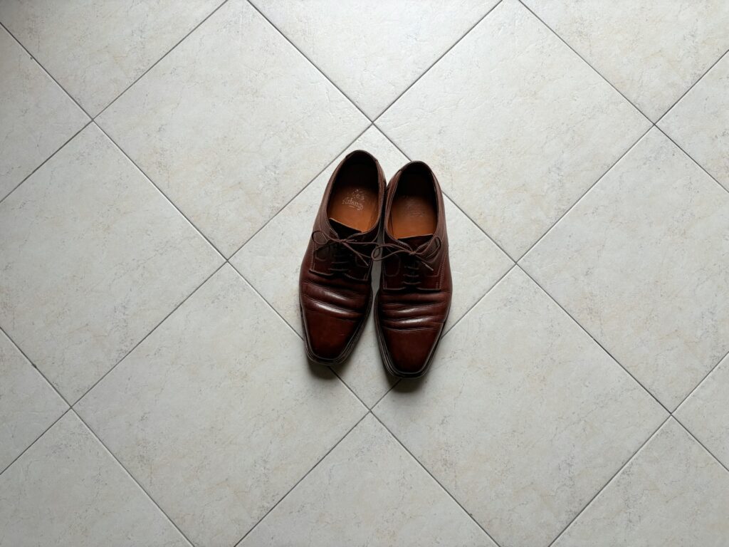 無骨さと優雅さの融合 Arfango プレーントゥダービーシューズ