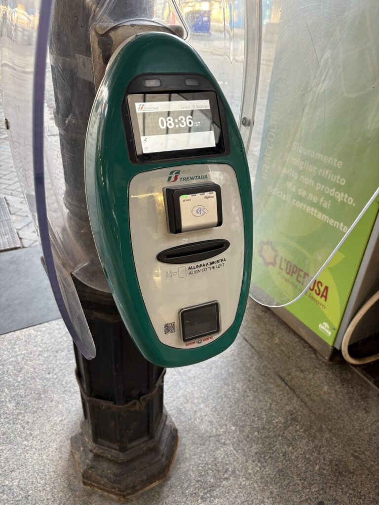 Trenitaliaの電車切符の刻印機