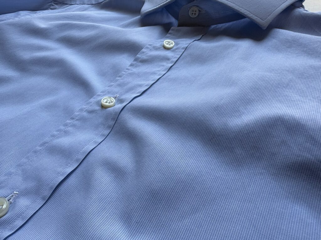 Frayのシャツ