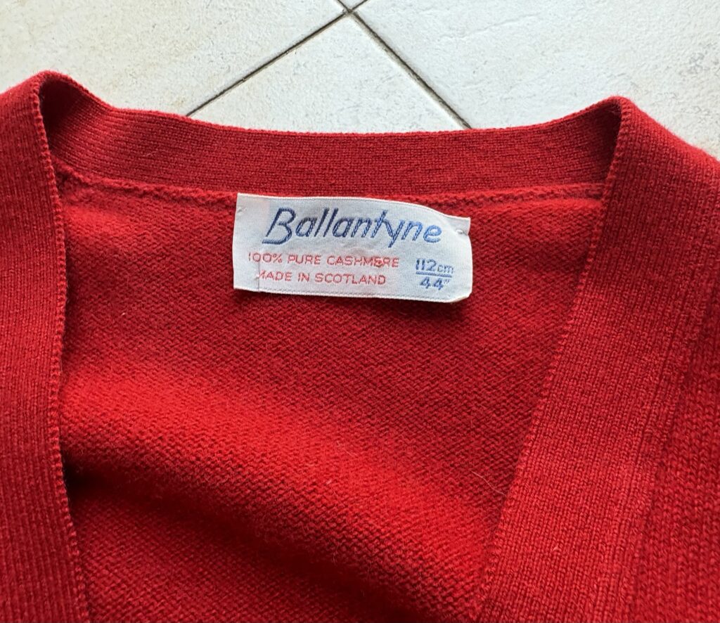 Ballantyne カシミヤカーディガン スコットランド製のカシミヤ生地であることがわかる