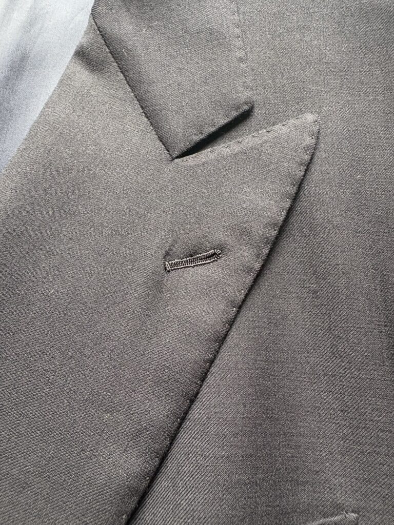 Abla Fashion for Menのテーラードジャケット ダブルブレステッドした一つがけで70年代を彷彿とさせる。 ラペルのステッチ