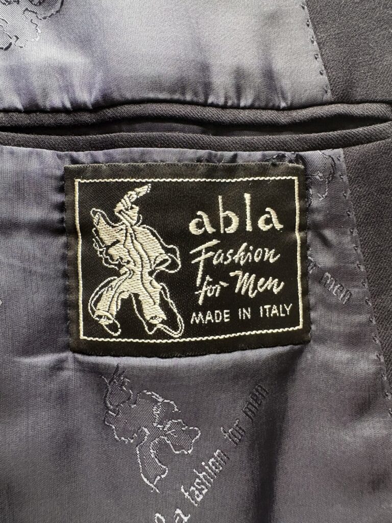 Abla Fashion for Menのテーラードジャケット ダブルブレステッドした一つがけで70年代を彷彿とさせる。 ブランドタグ