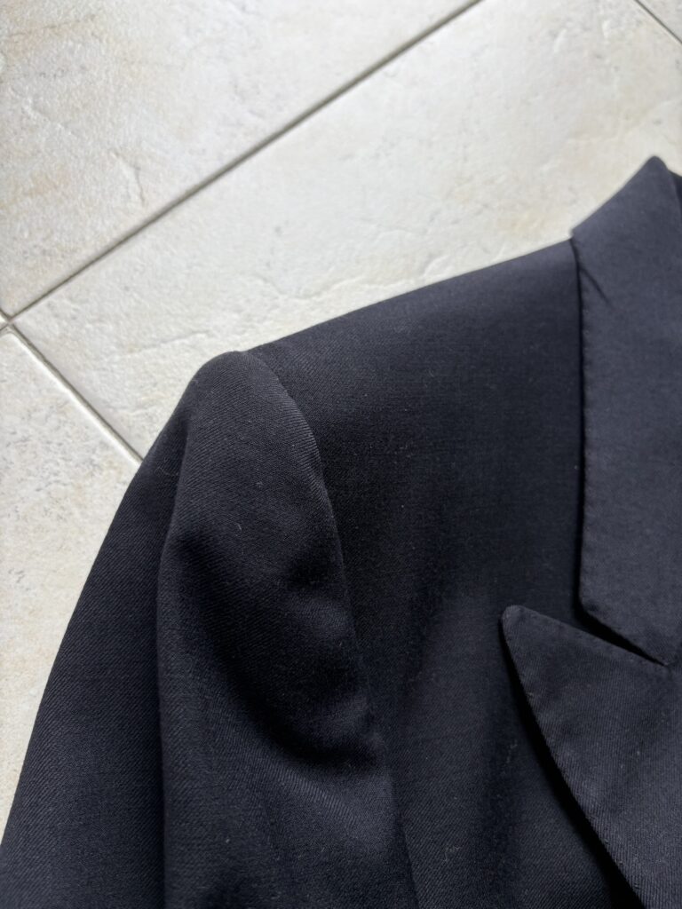 Abla Fashion for Menのテーラードジャケット ダブルブレステッドした一つがけで70年代を彷彿とさせる。 肩の様子