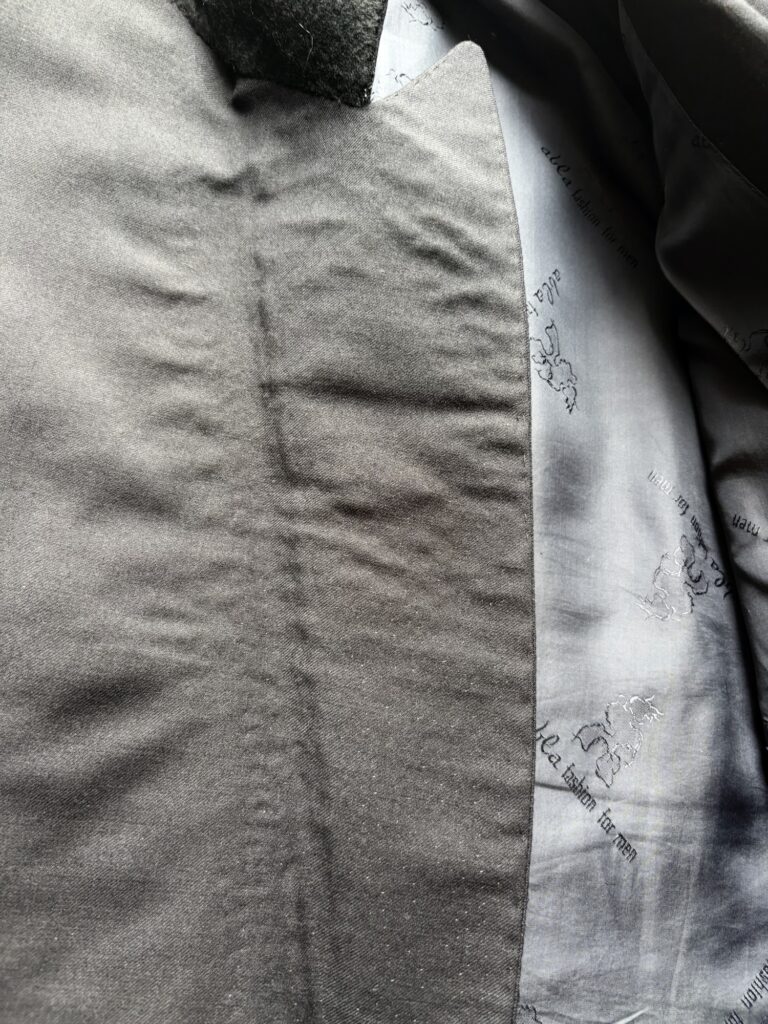 Abla Fashion for Menのテーラードジャケット ダブルブレステッドした一つがけで70年代を彷彿とさせる。 ハ刺しの様子