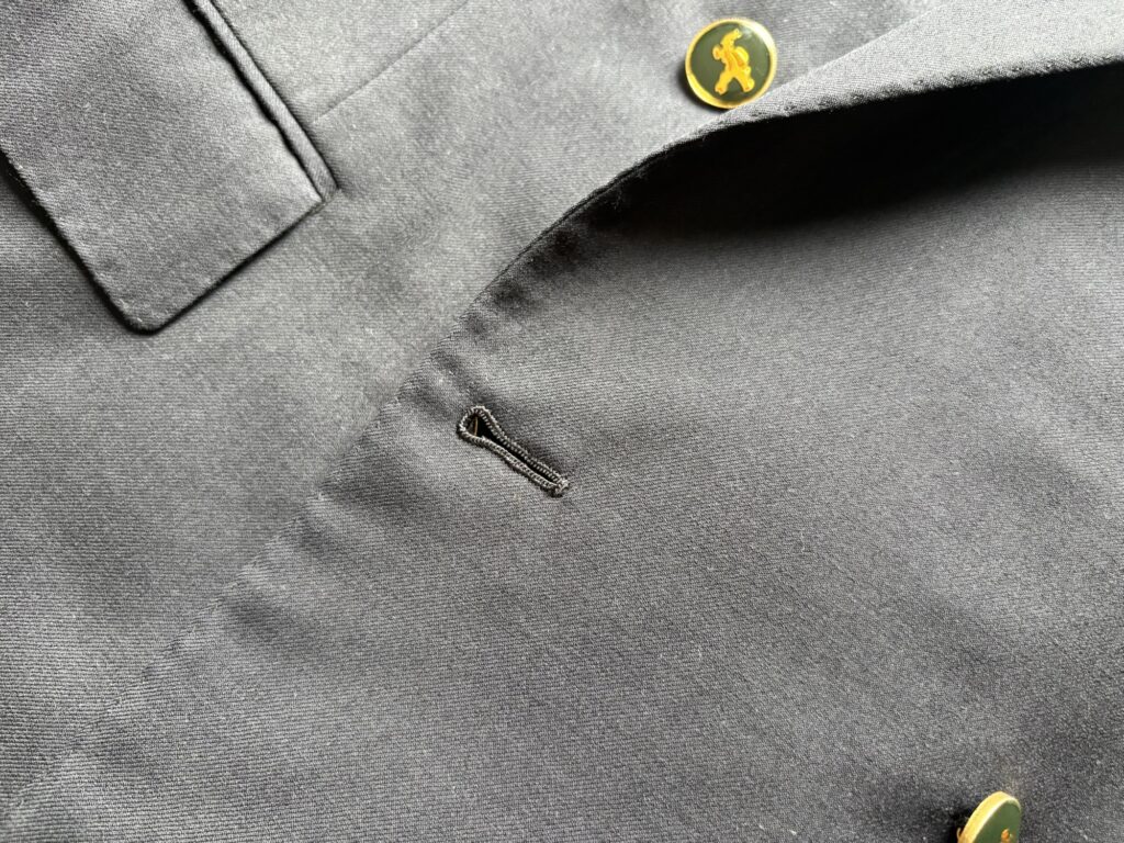 Abla Fashion for Menのテーラードジャケット ダブルブレステッドした一つがけで70年代を彷彿とさせる。 フロントのボタンホールの様子
