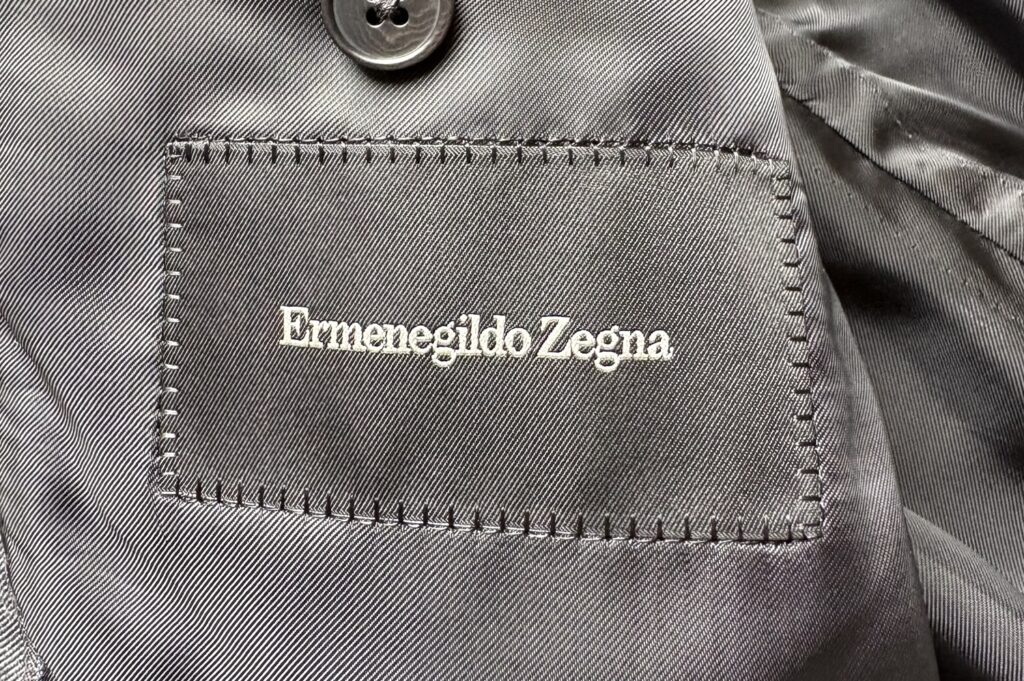 ZEGNA(Ermenegildo Zegna)（エルメネジルド・ゼニア／イタリア・トリヴェーロ）の私物ジャケットのロゴ　黒タグ