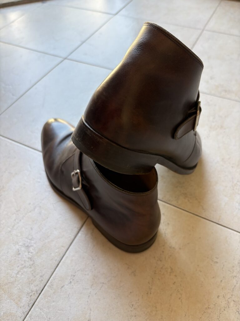 Bonora シングルバックル ショートブーツ　シームレスヒールの様子