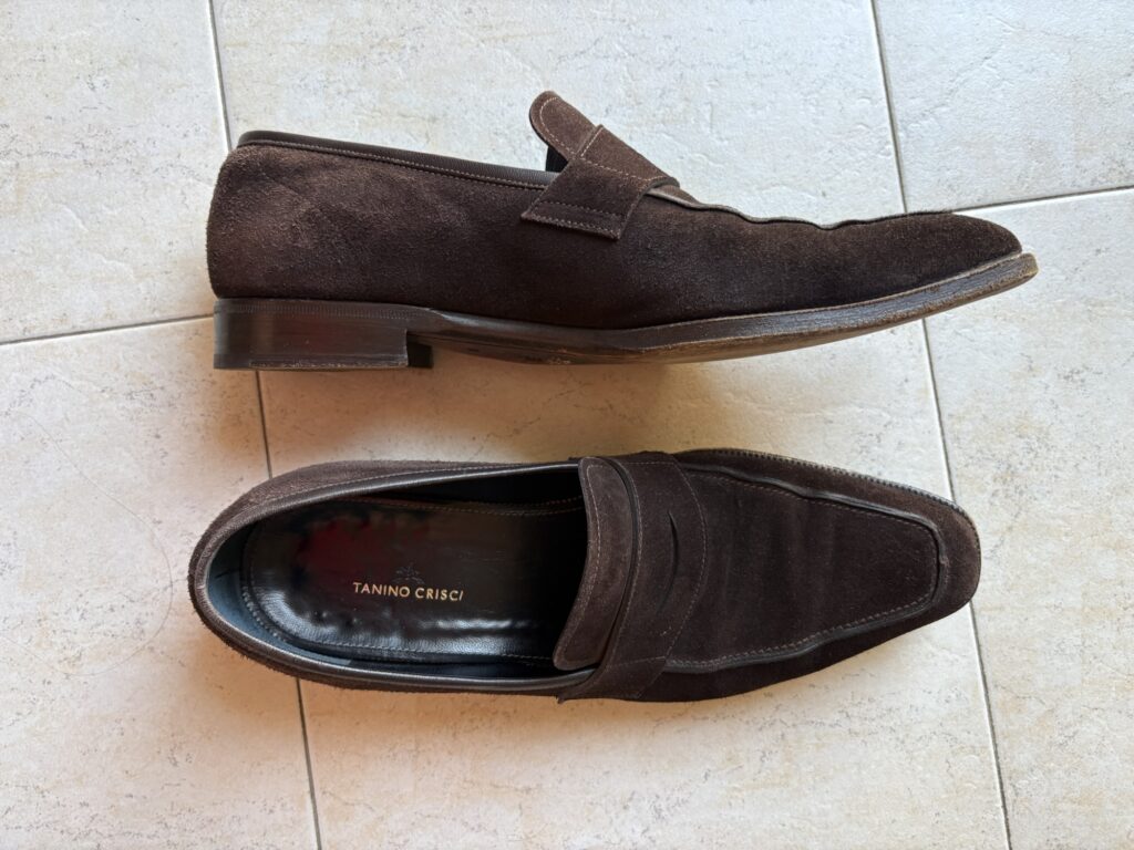 Tanino Crisci Dark Brown Suede Penny Loafers　シルエットの様子