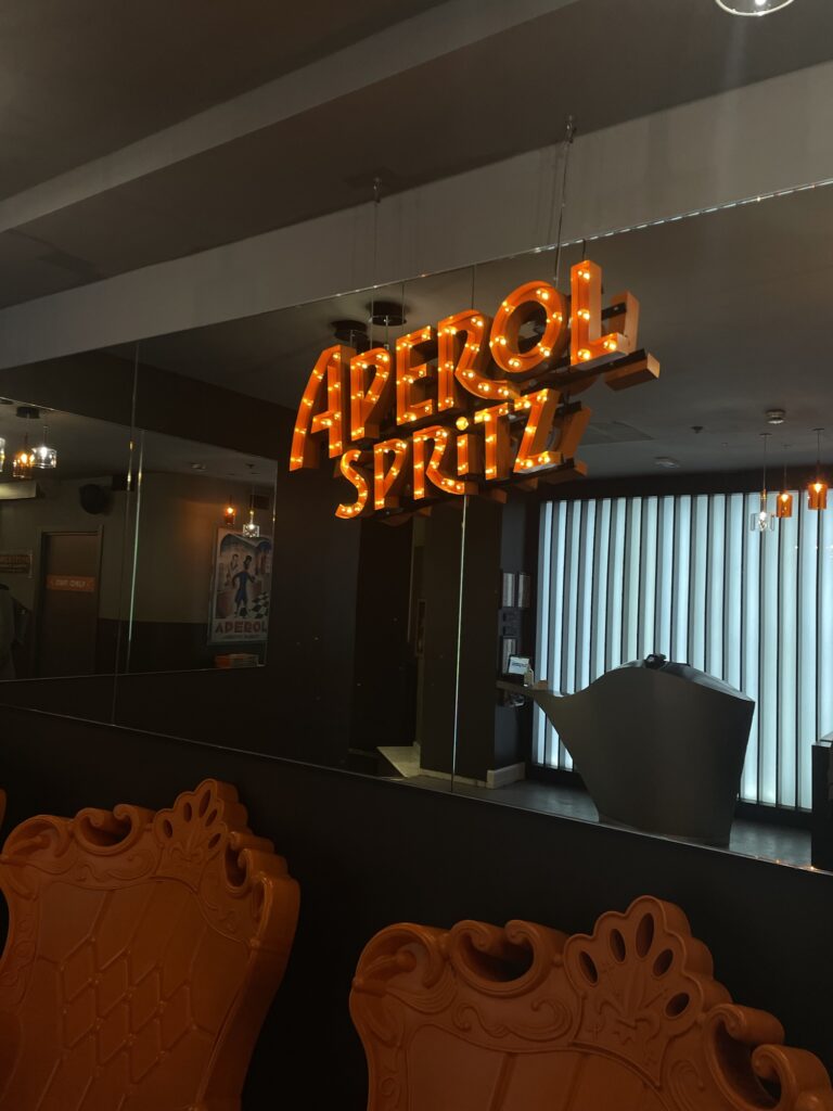 Aperol spritz barの店内